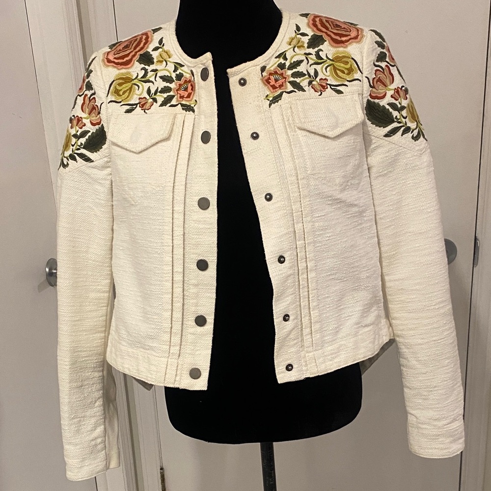 BCBG MAX Azria
Off-White long sleeved floral Embroidered Jacket Size X-Small - Picture 3 of 17